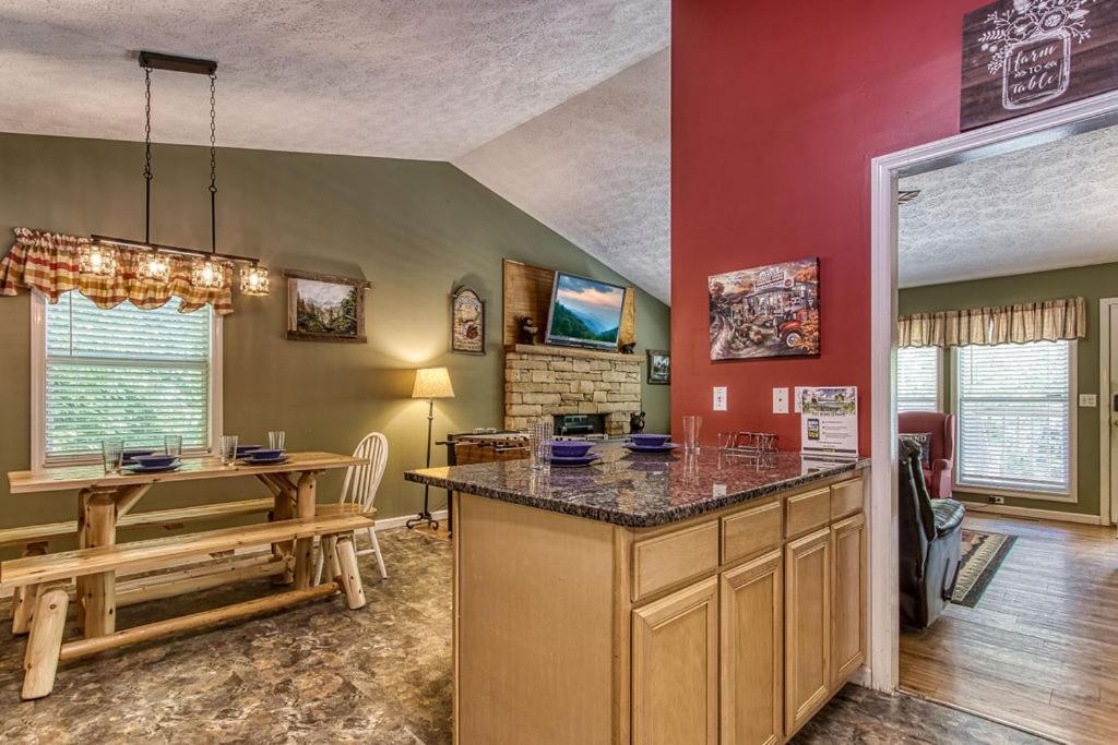 River Song, Near River, Hot Tub, Foosball, Wifi 1089 Free Tickets Each Paid Day, Dollywood And More Sevierville Extérieur photo